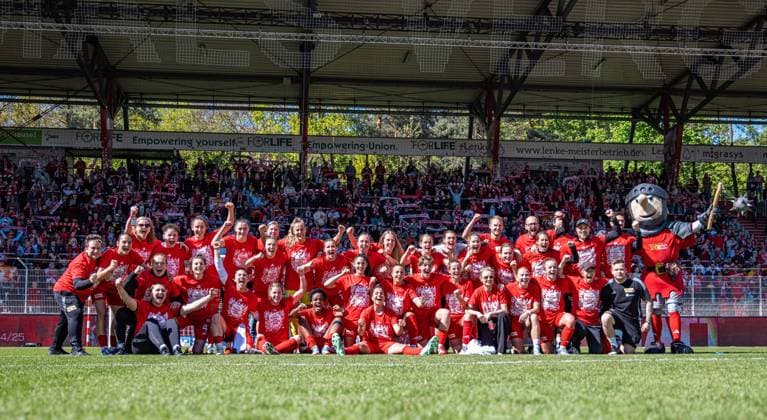 Fussball, Frauen, Saison 2024 2025, 2. Bundesliga (23. Spieltag), 1. FC Union Berlin - Borussia Mönchengladbach, Union feiert den Aufstieg in die 1. Bundesliga, Siegerfoto vor der Waldseite, 27.04.2025, Copyright: xSebastianxRäppold MatthiasxKochx