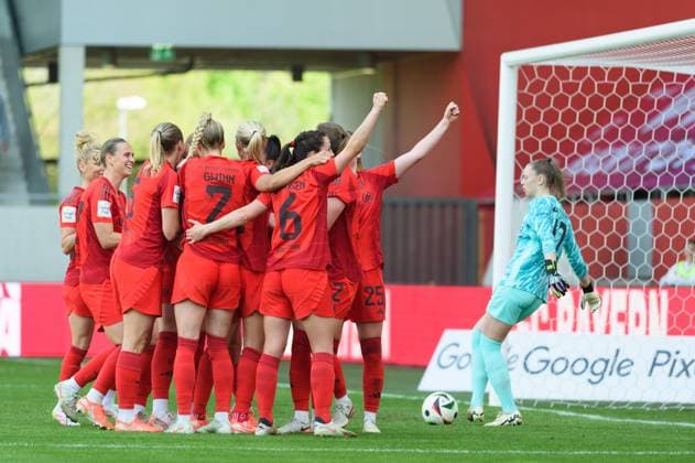Munich, Germany, Apr 27th 2025: Players of FC Bayern Munich celebrating the third goal while Goalkeeper Rafaela Borggraefe (12 SC Freiburg) is kicking the ball away during the Google Pixel Frauen Bundesliga match between FC Bayern Munich and SC Freiburg at FC Bayern Campus, Munich, Germany. (Sven Beyrich SPP) Copyright: xSvenxBeyrich SPPx spp-en-SvBe-20250427-D4S_0380