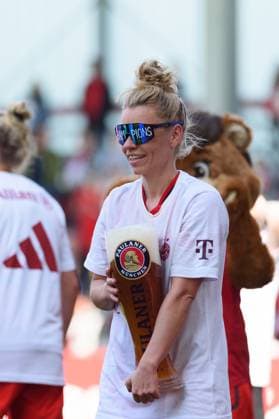 Munich, Germany, Apr 27th 2025: Linda Dallmann (10 FC Bayern Munich) with a big glass of beer after the Google Pixel Frauen Bundesliga match between FC Bayern Munich and SC Freiburg at FC Bayern Campus, Munich, Germany. (Sven Beyrich SPP) Copyright: xSvenxBeyrich SPPx spp-en-SvBe-20250427-D4S_0466