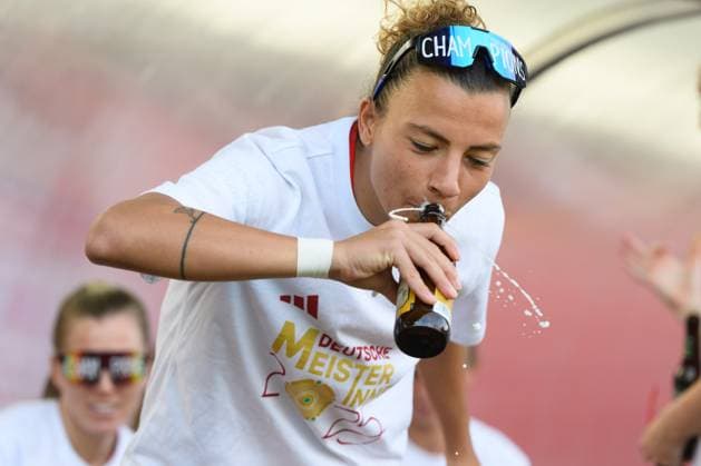 Munich, Germany, Apr 27th 2025: Arianna Caruso (27 FC Bayern Munich) with a bottle of beer spilling over after the Google Pixel Frauen Bundesliga match between FC Bayern Munich and SC Freiburg at FC Bayern Campus, Munich, Germany. (Sven Beyrich SPP) Copyright: xSvenxBeyrich SPPx spp-en-SvBe-20250427-ND5_7436