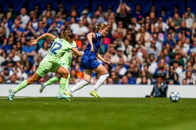 UEFA Women s Champions League Semi-Final Chelsea v Barcelona Sjoeke Nusken of Chelsea Women breaks with the ball during the UEFA Women s Champions League Semi-Final match Chelsea vs Barcelona at Stamford Bridge, London, United Kingdom, 27th April 2025 (Photo by Izzy Poles News Images) London Stamford Bridge Greater London United Kingdom Copyright: xIzzyxPoles NewsxImagesx
