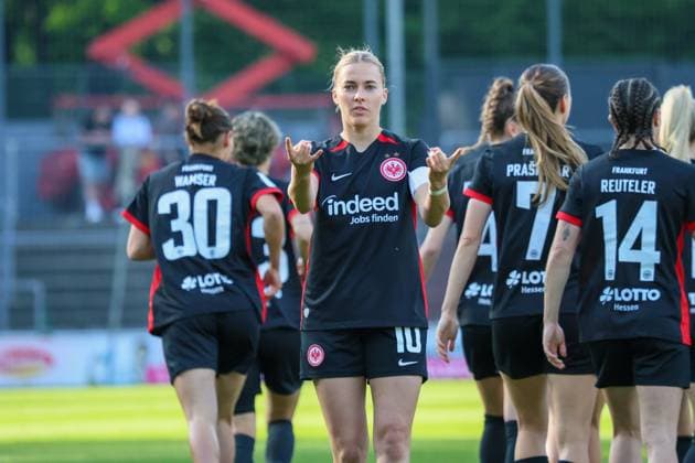Köln, Deutschland 27. April 2025: 1. BL - Frauen - 2024 2025 - 1. FC Köln vs. Eintracht Frankfurt Im Bild: v.li. Torschützin Laura Freigang (Eintracht Frankfurt) macht das Tor zum 1:0 für Eintracht Frankfurt und jubelt DFB regulations prohibit any use of photographs as image sequences and or quasi-video Rhein-Energie-Stadion Nordrhein Westfalen Copyright: xFotostandx xFantinix