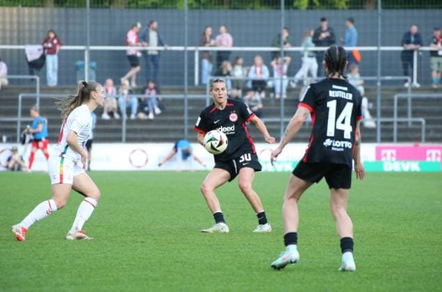 27.04.2025, xgrfx, Fussball Google Pixel Frauen-Bundesliga, 1.FC Köln - Eintracht Frankfurt v.l. Carlotta Wamser (Eintracht Frankfurt) (DFL DFB REGULATIONS PROHIBIT ANY USE OF PHOTOGRAPHS as IMAGE SEQUENCES and or QUASI-VIDEO) Köln