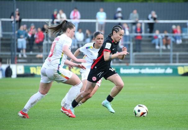 27.04.2025, xgrfx, Fussball Google Pixel Frauen-Bundesliga, 1.FC Köln - Eintracht Frankfurt v.l. Adriana Achcinska (1.FC Köln), Laura Feiersinger (1.FC Köln), Geraldine Reuteler (Eintracht Frankfurt) (DFL DFB REGULATIONS PROHIBIT ANY USE OF PHOTOGRAPHS as IMAGE SEQUENCES and or QUASI-VIDEO) Köln