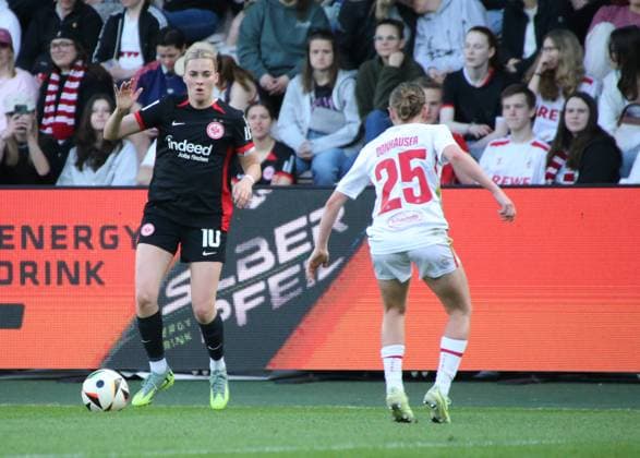 27.04.2025, xgrfx, Fussball Google Pixel Frauen-Bundesliga, 1.FC Köln - Eintracht Frankfurt v.l. Laura Freigang (Eintracht Frankfurt), Laura Donhauser (1.FC Köln) (DFL DFB REGULATIONS PROHIBIT ANY USE OF PHOTOGRAPHS as IMAGE SEQUENCES and or QUASI-VIDEO) Köln