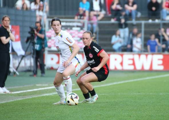 27.04.2025, xgrfx, Fussball Google Pixel Frauen-Bundesliga, 1.FC Köln - Eintracht Frankfurt v.l. Sara Agrez (1.FC Köln), Lisanne Gräwe (Eintracht Frankfurt) (DFL DFB REGULATIONS PROHIBIT ANY USE OF PHOTOGRAPHS as IMAGE SEQUENCES and or QUASI-VIDEO) Köln