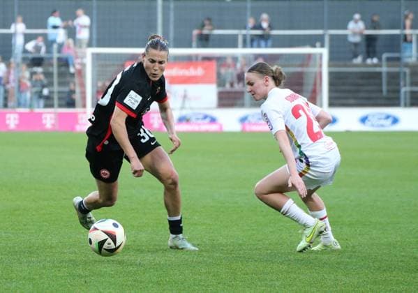 27.04.2025, xgrfx, Fussball Google Pixel Frauen-Bundesliga, 1.FC Köln - Eintracht Frankfurt v.l. Carlotta Wamser (Eintracht Frankfurt), Martyna Wiankowska (1.FC Köln) (DFL DFB REGULATIONS PROHIBIT ANY USE OF PHOTOGRAPHS as IMAGE SEQUENCES and or QUASI-VIDEO) Köln