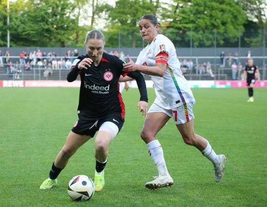 27.04.2025, xgrfx, Fussball Google Pixel Frauen-Bundesliga, 1.FC Köln - Eintracht Frankfurt v.l. Sophie Nachtigall (Eintracht Frankfurt), Laura Feiersinger (1.FC Köln) (DFL DFB REGULATIONS PROHIBIT ANY USE OF PHOTOGRAPHS as IMAGE SEQUENCES and or QUASI-VIDEO) Köln