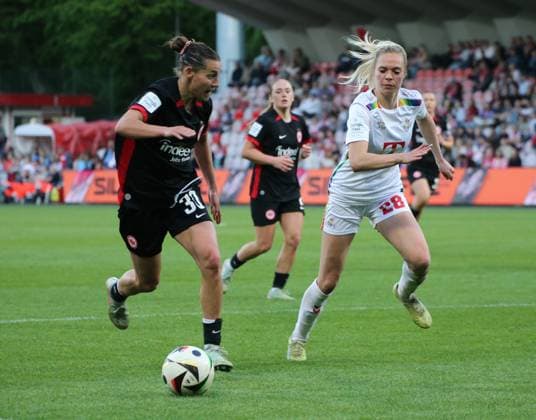27.04.2025, xgrfx, Fussball Google Pixel Frauen-Bundesliga, 1.FC Köln - Eintracht Frankfurt v.l. Carlotta Wamser (Eintracht Frankfurt), Janina Hechler (1.FC Köln) (DFL DFB REGULATIONS PROHIBIT ANY USE OF PHOTOGRAPHS as IMAGE SEQUENCES and or QUASI-VIDEO) Köln
