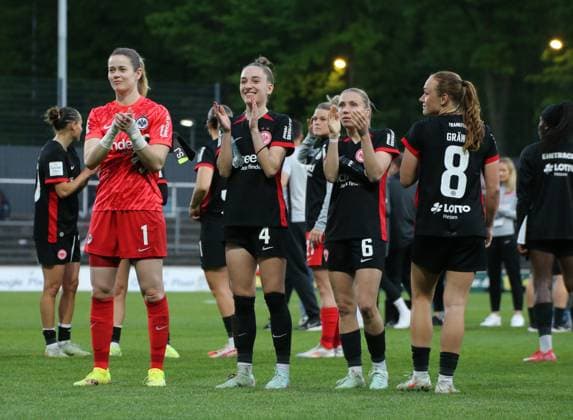27.04.2025, xgrfx, Fussball Google Pixel Frauen-Bundesliga, 1.FC Köln - Eintracht Frankfurt v.l. Stina Johannes, Sophia Kleinherne, Elisa Senß, Lisanne Gräwe (Eintracht Frankfurt) (DFL DFB REGULATIONS PROHIBIT ANY USE OF PHOTOGRAPHS as IMAGE SEQUENCES and or QUASI-VIDEO) Köln