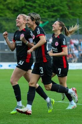 Köln, Deutschland 27. April 2025: 1. BL - Frauen - 2024 2025 - 1. FC Köln vs. Eintracht Frankfurt Im Bild: v.li. Torschützin Laura Freigang (Eintracht Frankfurt) macht das Tor zum 3:0 für Eintracht Frankfurt und jubelt mit Sara Doorsoun (Eintracht Frankfurt) und Lara Prasnikar (Eintracht Frankfurt) DFB regulations prohibit any use of photographs as image sequences and or quasi-video Rhein-Energie-Stadion Nordrhein Westfalen Copyright: xFotostandx xFantinix