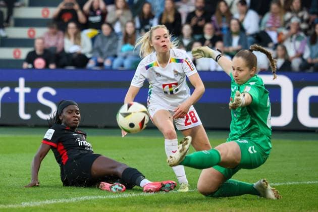 Köln, Deutschland 27. April 2025: 1. BL - Frauen - 2024 2025 - 1. FC Köln vs. Eintracht Frankfurt Im Bild: v.li. die Dritte Torhüterin Aurora Mikalsen (1. FC Köln) wehrt einen Ball von Nicole Anyomi (Eintracht Frankfurt) ab und verhindert ein Tor für Frankfurt DFB regulations prohibit any use of photographs as image sequences and or quasi-video Rhein-Energie-Stadion Nordrhein Westfalen Copyright: xFotostandx xFantinix