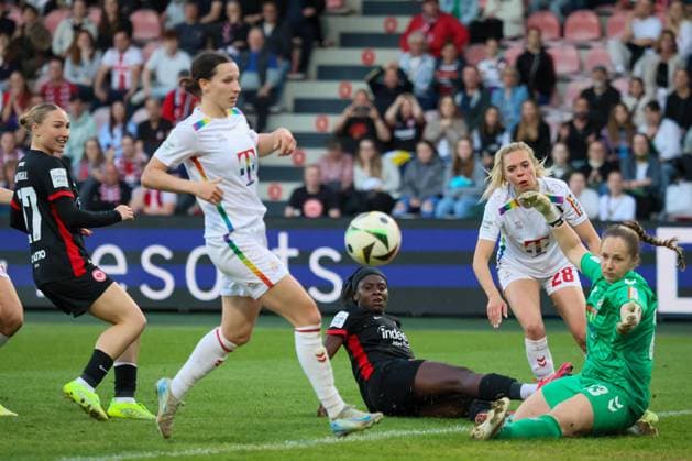Köln, Deutschland 27. April 2025: 1. BL - Frauen - 2024 2025 - 1. FC Köln vs. Eintracht Frankfurt Im Bild: Torhüterin Aurora Mikalsen (1. FC Köln), rechts im Bild, wehrt einen Ball von Nicole Anyomi (Eintracht Frankfurt) ab und verhindert ein Tor für Frankfurt DFB regulations prohibit any use of photographs as image sequences and or quasi-video Rhein-Energie-Stadion Nordrhein Westfalen Copyright: xFotostandx xFantinix