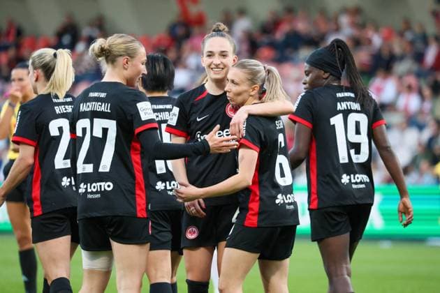 Köln, Deutschland 27. April 2025: 1. BL - Frauen - 2024 2025 - 1. FC Köln vs. Eintracht Frankfurt Im Bild: v.li. die Dritte Torschützin Elisa Senß Senss (Eintracht Frankfurt) macht das Tor zum 4:0 für Eintracht Frankfurt und jubelt mit Sophie Nachtigall (Eintracht Frankfurt) und Sophia Kleinherne (Eintracht Frankfurt) DFB regulations prohibit any use of photographs as image sequences and or quasi-video Rhein-Energie-Stadion Nordrhein Westfalen Copyright: xFotostandx xFantinix