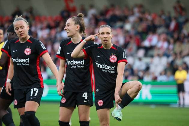 Köln, Deutschland 27. April 2025: 1. BL - Frauen - 2024 2025 - 1. FC Köln vs. Eintracht Frankfurt Im Bild: v.li. die Dritte Torschützin Elisa Senß Senss (Eintracht Frankfurt) macht das Tor zum 4:0 für Eintracht Frankfurt und jubelt mit Pia-Sophie Wolter (Eintracht Frankfurt) und Sophia Kleinherne (Eintracht Frankfurt) DFB regulations prohibit any use of photographs as image sequences and or quasi-video Rhein-Energie-Stadion Nordrhein Westfalen Copyright: xFotostandx xFantinix
