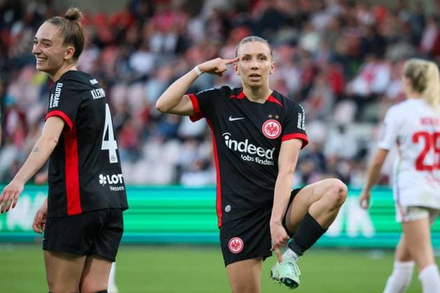 Sport Bilder des Tages Köln, Deutschland 27. April 2025: 1. BL - Frauen - 2024 2025 - 1. FC Köln vs. Eintracht Frankfurt Im Bild: v.li. die Zweite Torschützin Elisa Senß Senss (Eintracht Frankfurt) macht das Tor zum 4:0 für Eintracht Frankfurt und jubelt mit Sophia Kleinherne (Eintracht Frankfurt) DFB regulations prohibit any use of photographs as image sequences and or quasi-video Rhein-Energie-Stadion Nordrhein Westfalen Copyright: xFotostandx xFantinix