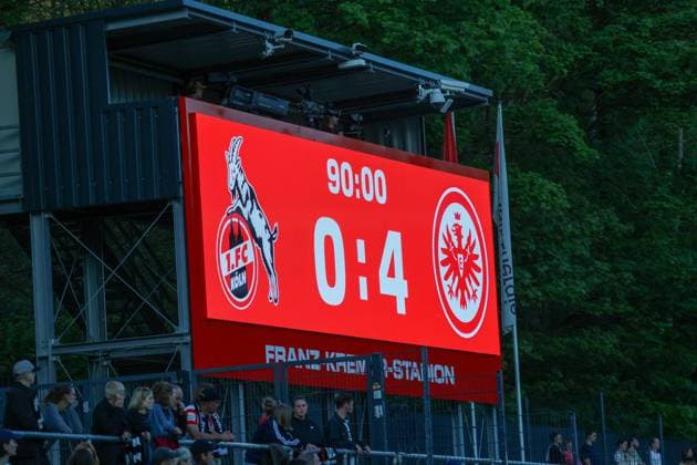Köln, Deutschland 27. April 2025: 1. BL - Frauen - 2024 2025 - 1. FC Köln vs. Eintracht Frankfurt Im Bild: Symbolbild Endstand zwischen dem 1. FC Köln und Eintracht Frankfurt DFB regulations prohibit any use of photographs as image sequences and or quasi-video Rhein-Energie-Stadion Nordrhein Westfalen Copyright: xFotostandx xFantinix
