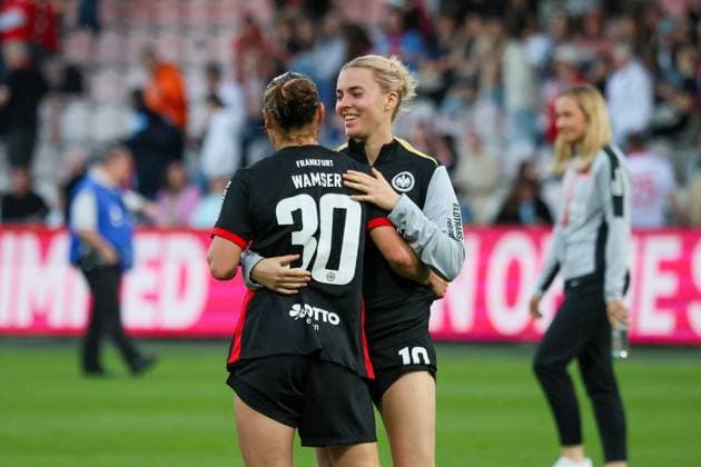 Köln, Deutschland 27. April 2025: 1. BL - Frauen - 2024 2025 - 1. FC Köln vs. Eintracht Frankfurt Im Bild: v.l. Carlotta Wamser (Eintracht Frankfurt) und Laura Freigang (Eintracht Frankfurt) beim Abschlussjubel nach dem Sieg in Köln DFB regulations prohibit any use of photographs as image sequences and or quasi-video Rhein-Energie-Stadion Nordrhein Westfalen Copyright: xFotostandx xFantinix