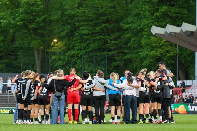 Köln, Deutschland 27. April 2025: 1. BL - Frauen - 2024 2025 - 1. FC Köln vs. Eintracht Frankfurt Im Bild: Die Mannschaft von Eintracht Frankfurt bildet einen Mannschaftskreis zum Schulterschluss DFB regulations prohibit any use of photographs as image sequences and or quasi-video Rhein-Energie-Stadion Nordrhein Westfalen Copyright: xFotostandx xFantinix