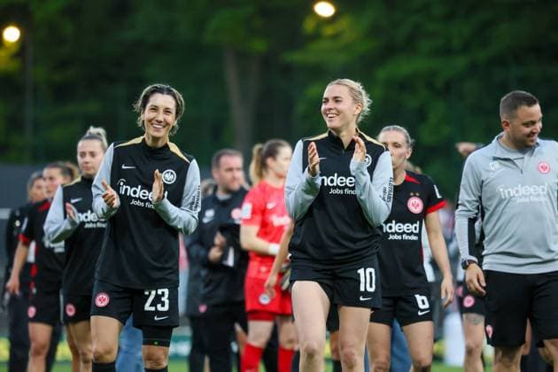 Köln, Deutschland 27. April 2025: 1. BL - Frauen - 2024 2025 - 1. FC Köln vs. Eintracht Frankfurt Im Bild: v.li. Sara Doorsoun (Eintracht Frankfurt) und Laura Freigang (Eintracht Frankfurt) beim Abschlussjubel in Köln DFB regulations prohibit any use of photographs as image sequences and or quasi-video Rhein-Energie-Stadion Nordrhein Westfalen Copyright: xFotostandx xFantinix