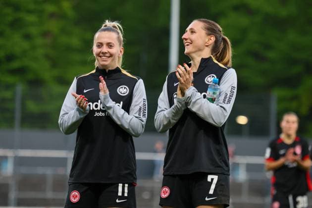 Köln, Deutschland 27. April 2025: 1. BL - Frauen - 2024 2025 - 1. FC Köln vs. Eintracht Frankfurt Im Bild: v.li. Nina Lührßen Luehrssen (Eintracht Frankfurt) und Lara Prasnikar (Eintracht Frankfurt) beim Abschlussjubel in Köln DFB regulations prohibit any use of photographs as image sequences and or quasi-video Rhein-Energie-Stadion Nordrhein Westfalen Copyright: xFotostandx xFantinix