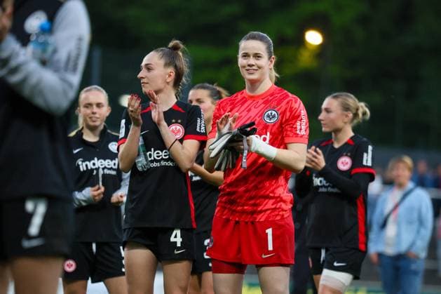 Köln, Deutschland 27. April 2025: 1. BL - Frauen - 2024 2025 - 1. FC Köln vs. Eintracht Frankfurt Im Bild: v.li. Sophia Kleinherne (Eintracht Frankfurt) und Torhüterin Stina Johannes (Eintracht Frankfurt) beim Abschlussjubel in Köln DFB regulations prohibit any use of photographs as image sequences and or quasi-video Rhein-Energie-Stadion Nordrhein Westfalen Copyright: xFotostandx xFantinix