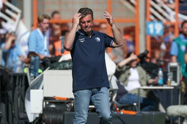 Sport Themen der Woche KW17 Sport Bilder des Tages 1. Bundesliga - VfL Bochum - 1. FC Union Berlin am 27.04.2025 im Vonovia Ruhrstadion in Bochum Trainer Dieter Hecking (Bochum) unzufrieden, enttäuscht, enttaeuscht, niedergeschlagen *** 1 Bundesliga VfL Bochum 1 FC Union Berlin on 27 04 2025 at the Vonovia Ruhrstadion in Bochum Coach Dieter Hecking Bochum dissatisfied, disappointed, disappointed, dejected MH