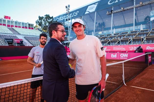 Joao Fonseca of Brazil practices on site during the day 2 of the Millennium Estoril Open 2025 - 27 Apr 2025 Joao Fonseca (R) of Brazil meets the Estoirl Open Director João Zilhão (L) during his first practice on site during the day 2 of the Millennium Estoril Open 2025. Estoril Portugal Copyright: xMiguelxReisx xSOPAxImagesx Fonseca MR 06