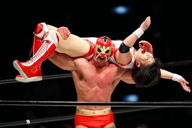 Sport Themen der Woche KW17 Sport Bilder des Tages April 27, 2025, Tokyo, Japan: Zangief 1 takes on Yamato Nadeshiko during a special match promoting characters of the video game Street Fighter for the Lucha Fiesta event at the Sumo Arena in Tokyo. Japanese pro wrestlers faced off against foreign players (mainly from Mexico) during nine matches. Tokyo Japan - ZUMAm191 20250427_aap_m191_006 Copyright: xRodrigoxReyesxMarinx