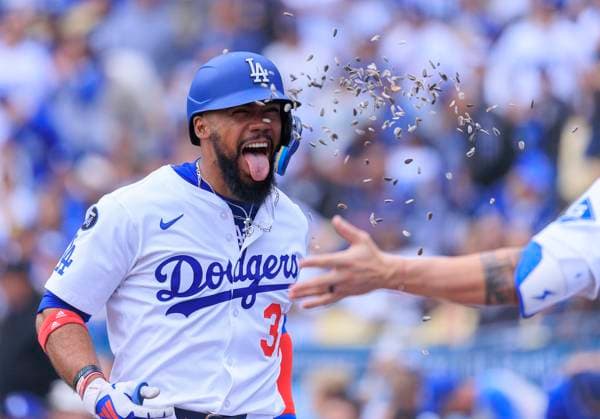 Bilder des Jahres 2025, Sport 04 April Sport Themen der Woche KW17 Sport Bilder des Tages April 27, 2025, Los Angeles, California, USA: Teoscar Hernandez 37 of the Los Angeles Dodgers is congratulated with sunflower seeds by Andy Pages 44 after hitting a solo home run in the fifth inning during their regular season MLB, Baseball Herren, USA game against the Pittsburgh Pirates on Sunday April 27, 2025 at Dodger Stadium in Los Angeles, California. Dodgers defeat Pirates, 9-2. JAVIER ROJAS PI Los Angeles USA - ZUMAp124 20250427_zaa_p124_063 Copyright: xJavierxRojasx