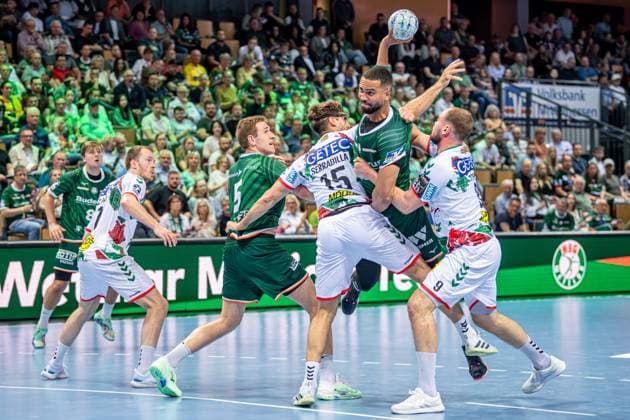 Bilder des Jahres 2025, Sport 04 April Sport Themen der Woche KW17 Sport Bilder des Tages Handball Bundesliga; HSG Wetzlar - SC Magdeburg, 27.04.25 Philipp Ahounasou (HSG Wetzlar, 19), Tim Zechel (SC Magdeburg, 9), Rasmus Meyer Ejlersen (HSG Wetzlar, 5), Antonio Serradilla Cuenca (SC Magdeburg, 15), Felix Claar (SC Magdeburg, 7), Viktor Petersen Norberg (HSG Wetzlar, 8) Handball Bundesliga; HSG Wetzlar - SC Magdeburg: Wetzlar, 27.04.25 *** Handball Bundesliga HSG Wetzlar SC Magdeburg, 27 04 25 Philipp Ahounasou HSG Wetzlar, 19 , Tim Zechel SC Magdeburg, 9 , Rasmus Meyer Ejlersen HSG Wetzlar, 5 , Antonio Serradilla Cuenca SC Magdeburg, 15 , Felix Claar SC Magdeburg, 7 , Viktor Petersen Norberg HSG Wetzlar, 8 Handball Bundesliga HSG Wetzlar SC Magdeburg Wetzlar, 27 04 25 Copyright: xBEAUTIFULxSPORTS Roeczeyx