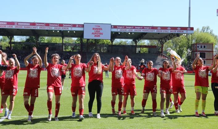 re. Bierdusche für Dina Orschmann, Union Frauenmannschaft steigt in 1. Bundesliga auf Jubel Emotion Freude Aufsteiger aufgestiegen Fußball Fussball 2. Bundesliga Damen Frauen Saison 2024 2025 27.04.2025 1.FC Union Berlin vs. Borussia Mönchengladbach BMG DFL regulations prohibit any use of photographs as image sequences and or quasi-video