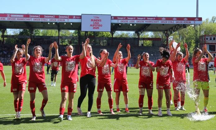 Sport Bilder des Tages re. Bierdusche für Dina Orschmann, Union Frauenmannschaft steigt in 1. Bundesliga auf Jubel Emotion Freude Aufsteiger aufgestiegen Fußball Fussball 2. Bundesliga Damen Frauen Saison 2024 2025 27.04.2025 1.FC Union Berlin vs. Borussia Mönchengladbach BMG DFL regulations prohibit any use of photographs as image sequences and or quasi-video