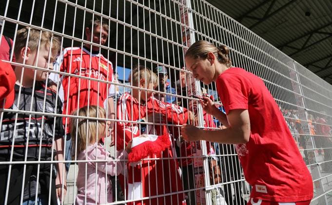 Charlee Niesler schreibt für Fans Autogramme am Zaun Fußball Fussball 2. Bundesliga Damen Frauen Saison 2024 2025 27.04.2025 1.FC Union Berlin vs. Borussia Mönchengladbach BMG DFL regulations prohibit any use of photographs as image sequences and or quasi-video