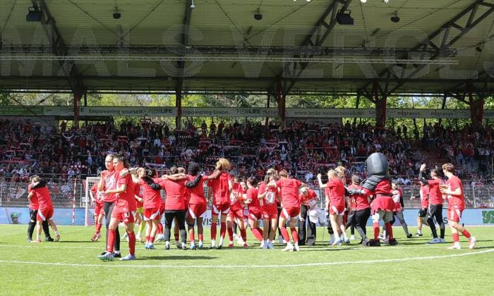 Union Frauenmannschaft steigt in 1. Bundesliga auf und feiert vor den Fans Jubel Emotion Freude Aufsteiger aufgestiegen Fußball Fussball 2. Bundesliga Damen Frauen Saison 2024 2025 27.04.2025 1.FC Union Berlin vs. Borussia Mönchengladbach BMG DFL regulations prohibit any use of photographs as image sequences and or quasi-video