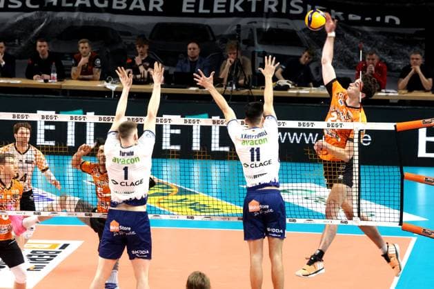 DEU, DVV, 1.VBL, BR Volleys vs. Lueneburg, 27.04.2025, Max-Schmeling-Halle, Berlin, DEU, DVV, 1.VBL, BR Volleys vs. Lueneburg, im Bild Moritz Reichert (BR Volleys 15), Xander Ketrzynski (Lueneburg 11), Simon Torwie (Lueneburg 1)