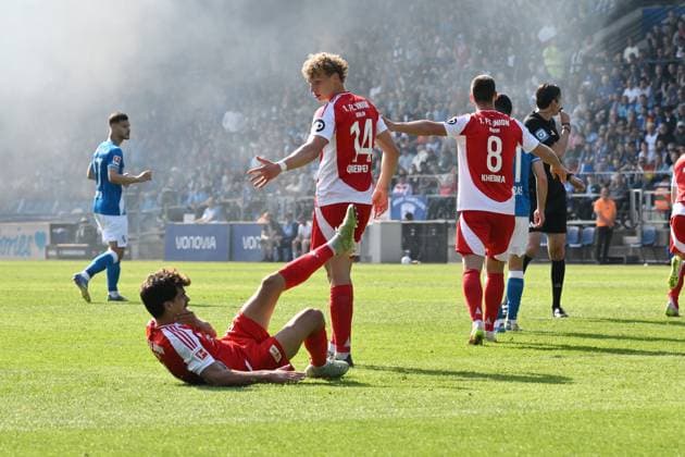Verletzung Diogo Leite (Union Berlin), rechts schaut Leopold Querfeld (Union Berlin) besorgt 27.04.2025, Fussball 1. Bundesliga, 31. Spieltag, Saison 2024 2025 VfL Bochum - Union Berlin 1:1 Foto: Maik Hölter Team2 DFL regulations prohibit any use of photographs as image sequences and or quasi-video Bochum Vonovia Ruhrstadion Nordrhein Westfalen Deutschland