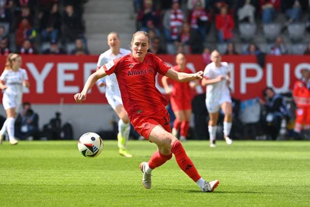 Sydney LOHMANN (FCB), Aktion,Einzelaktion,Einzelbild,Freisteller, Ganzkoerperaufnahme,ganze Figur Fussball Google Pixel Bundesliga der Frauen Saison 2024 2025, 20.Spieltag, Spieltag20 FC Bayern Muenchen -SC Freiburg 3-1 am 27.04.2025, FC Bayern Campus.