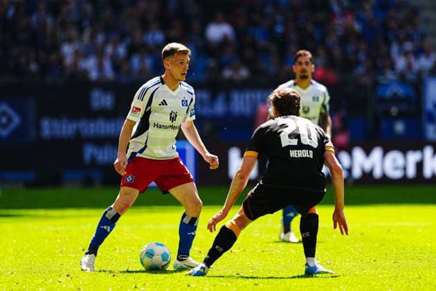 Emir Sahiti (Hamburger SV, 29), David Herold (Karlsruher SC, 20) GER, Hamburger SV vs. Karlsruher SC, Fussball, 2. Bundesliga, Spieltag 31, Saison 2024 2025, 27.04.2025 DFL REGULATIONS PROHIBIT ANY USE OF PHOTOGRAPHS AS IMAGE SEQUENCES AND OR QUASI-VIDEO GER, Hamburger SV vs. Karlsruher SC, Fussball, 2. Bundesliga, Spieltag 31, Saison 2024 2025, 27.04.2025 Hamburg