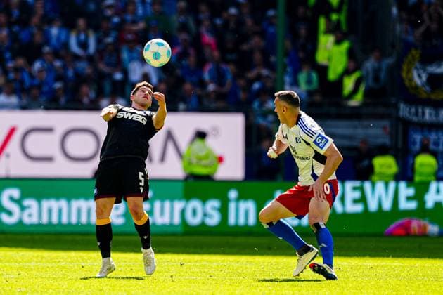 Robin Heusser (Karlsruher SC, 05), Silvan Hefti (Hamburger SV, 30) GER, Hamburger SV vs. Karlsruher SC, Fussball, 2. Bundesliga, Spieltag 31, Saison 2024 2025, 27.04.2025 DFL REGULATIONS PROHIBIT ANY USE OF PHOTOGRAPHS AS IMAGE SEQUENCES AND OR QUASI-VIDEO GER, Hamburger SV vs. Karlsruher SC, Fussball, 2. Bundesliga, Spieltag 31, Saison 2024 2025, 27.04.2025 Hamburg