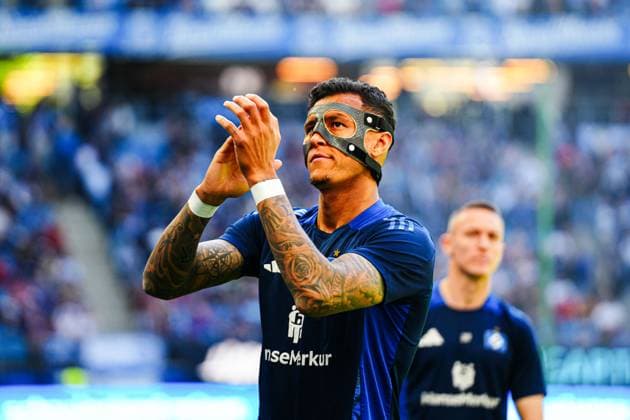 Davie Selke (Hamburger SV, 27) GER, Hamburger SV vs. Karlsruher SC, Fussball, 2. Bundesliga, Spieltag 31, Saison 2024 2025, 27.04.2025 DFL REGULATIONS PROHIBIT ANY USE OF PHOTOGRAPHS AS IMAGE SEQUENCES AND OR QUASI-VIDEO GER, Hamburger SV vs. Karlsruher SC, Fussball, 2. Bundesliga, Spieltag 31, Saison 2024 2025, 27.04.2025 Hamburg