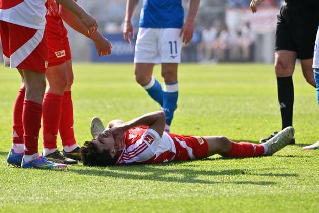 Verletzung Diogo Leite (Union Berlin) 27.04.2025, Fussball 1. Bundesliga, 31. Spieltag, Saison 2024 2025 VfL Bochum - Union Berlin 1:1 Foto: Maik Hölter Team2 DFL regulations prohibit any use of photographs as image sequences and or quasi-video Bochum Vonovia Ruhrstadion Nordrhein Westfalen Deutschland