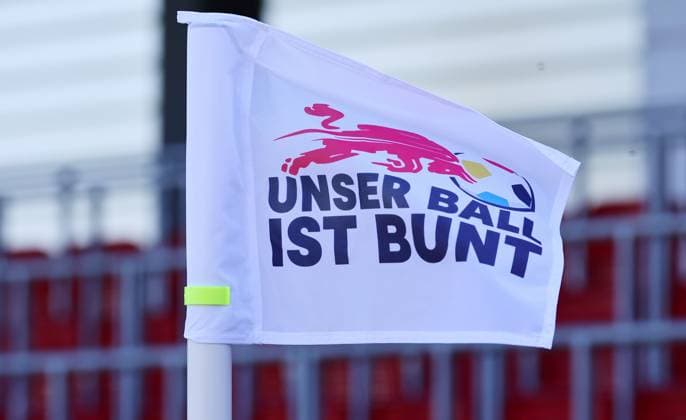 Leipzig, 27.04.2025, RB Leipzig Trainingszentrum , U19 A-Jugend Achtelfinale um die Deutsche Meisterschaft. , RB LEIPZIG vs. SG EINTRACHT FRANKFURT 2:3 , Im Bild: Eckfahne, Unser Ball ist bunt - RB Leipzig is COLORFUL ! RB Leipzig für für Vielfalt, Toleranz und Offenheit , Nur zur redaktionellen Nutzung. Only editorial use. ,