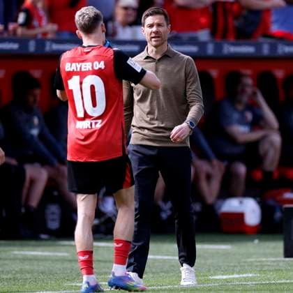 ALONSO Xabier Trainer Team Bayer 04 Leverkusen mit WIRTZ Florian DFL Fussball Bundesliga Saison 2024 - 2025 BL Spiel Bayer 04 Leverkusen - FC Augsburg 2 : 0 am 26.04. 2025 in Leverkusen DFL REGULATIONS PROHIBIT ANY USE OF PHOTOGRAPHS as IMAGE SEQUENCES and or QUASI-VIDEO Copyright: xLacixPerenyix