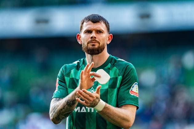 27.04.2025, Werder Bremen vs. FC St. Pauli, 1. Bundesliga, 31. Spieltag Oliver Burke (Werder Bremen, 15) unzufrieden unglücklich traurig sauer enttäuscht Abschied Verabschiedung klatschend klatscht in die Hände Wichtiger Hinweis: Gemaess den Vorgaben der DFL Deutsche Fussball Liga bzw. des DFB Deutscher Fussball-Bund ist es untersagt, in dem Stadion und oder vom Spiel angefertigte Fotoaufnahmen in Form von Sequenzbildern und oder videoaehnlichen Fotostrecken zu verwerten Copyright: xBahhoxKarax