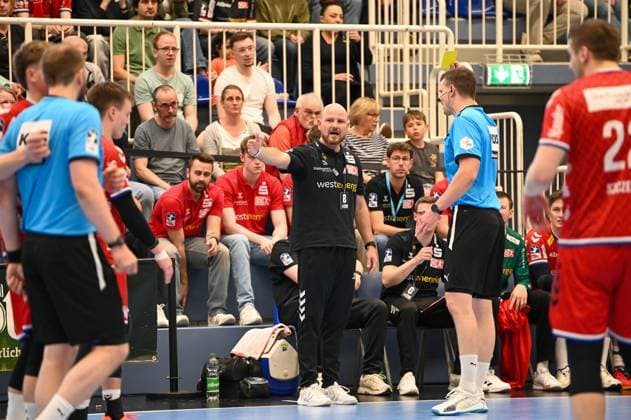 Trainer Daniel Haase TuSEM Essen - Dessau-Rosslauer HV 06 27.04.2025 TuSEM Essen Trainer Daniel Haase hadert mit den Schiedsrichtern, 2. Handball Bundesliga TuSEM Essen - Dessau-Rosslauer HV 06 am 27. April 2025 in der Sporthalle am Hallo, Essen. Endstand: 27:28. *** Coach Daniel Haase TuSEM Essen Dessau Rosslauer HV 06 27 04 2025 TuSEM Essen coach Daniel Haase complains about the referees, 2 Handball Bundesliga TuSEM Essen Dessau Rosslauer HV 06 on April 27, 2025 at Sporthalle am Hallo, Essen Final score 27 28