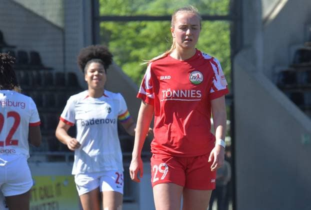 27.04.2025, Fussball, GER, 2. FRAUEN-BUNDESLIGA, Saison 2024 2025, 23. Spieltag, TÖNNIES-ARENA, RHEDA-WIEDENBRÜCK FSV Gütersloh - SC Freiburg II 0 : 4 Nele Schmidt (FSV Gütersloh) ist nach dem 0 : 2 enttäuscht, Aktion, Einzelbild, Quer, Mimik, Gestik, Enttäuscht, Enttäuschung