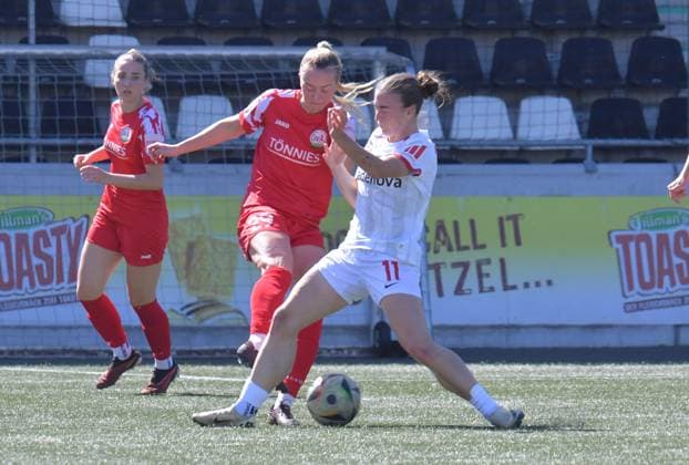 27.04.2025, Fussball, GER, 2. FRAUEN-BUNDESLIGA, Saison 2024 2025, 23. Spieltag, TÖNNIES-ARENA, RHEDA-WIEDENBRÜCK FSV Gütersloh - SC Freiburg II 0 : 4 Nele Schmidt (FSV Gütersloh, links) gegen Nora Scherer (SC Freiburg II), Aktion, Duell, Zweikampf