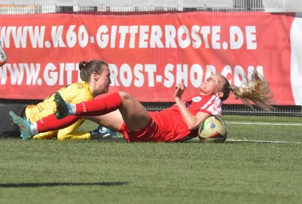 27.04.2025, Fussball, GER, 2. FRAUEN-BUNDESLIGA, Saison 2024 2025, 23. Spieltag, TÖNNIES-ARENA, RHEDA-WIEDENBRÜCK FSV Gütersloh - SC Freiburg II 0 : 4 Maren Tellenbröker (FSV Gütersloh, rechts) gegen Keeperin Lena Nuding (SC Freiburg II), Aktion, Duell, Zweikampf, Torhüterin, Keeperin, Torwartin