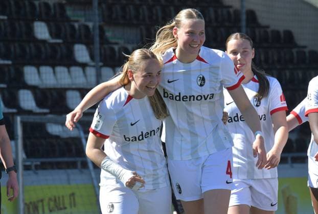 27.04.2025, Fussball, GER, 2. FRAUEN-BUNDESLIGA, Saison 2024 2025, 23. Spieltag, TÖNNIES-ARENA, RHEDA-WIEDENBRÜCK FSV Gütersloh - SC Freiburg II 0 : 4 Tor-Jubel SC Freiburg II: Torschützin Belma Dzaferi und Mia-Lena Maas (alle SC Freiburg II, v.L.), Aktion, Einzelbild, Quer, Mimik, Gestik, Jubel, jubeln, Freude, freuen
